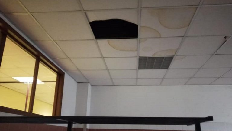 scuola controsoffitto