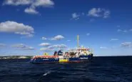 Sea Watch, migrante si getta in acqua