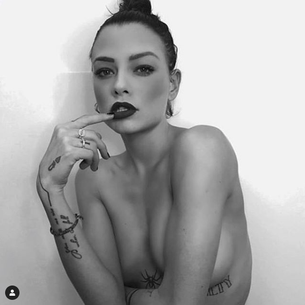 silvia provvedi nuda