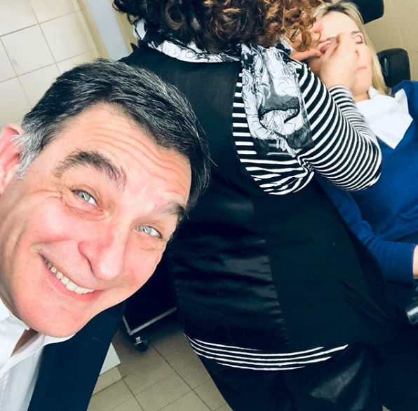 Tiberio Timperi riprende la Fialdini al trucco