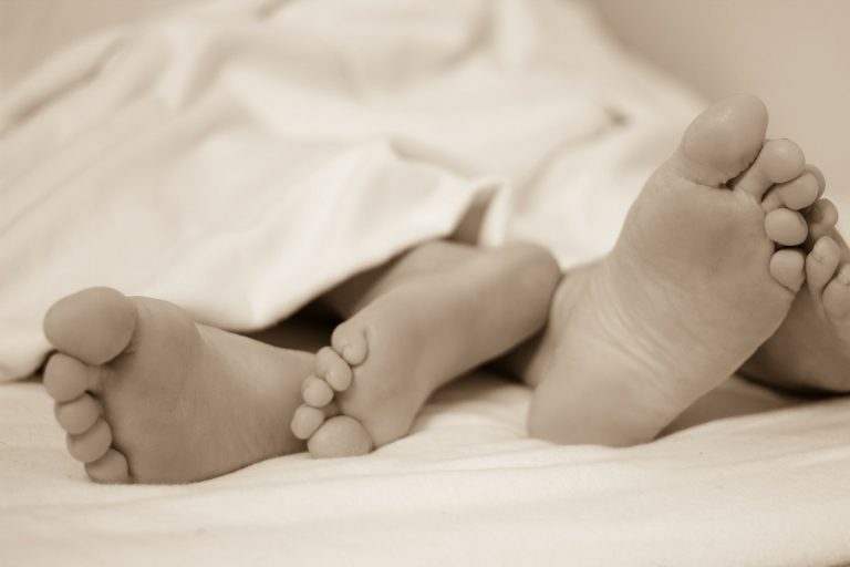 Scopre il ragazzo a letto con la sua migliore amica