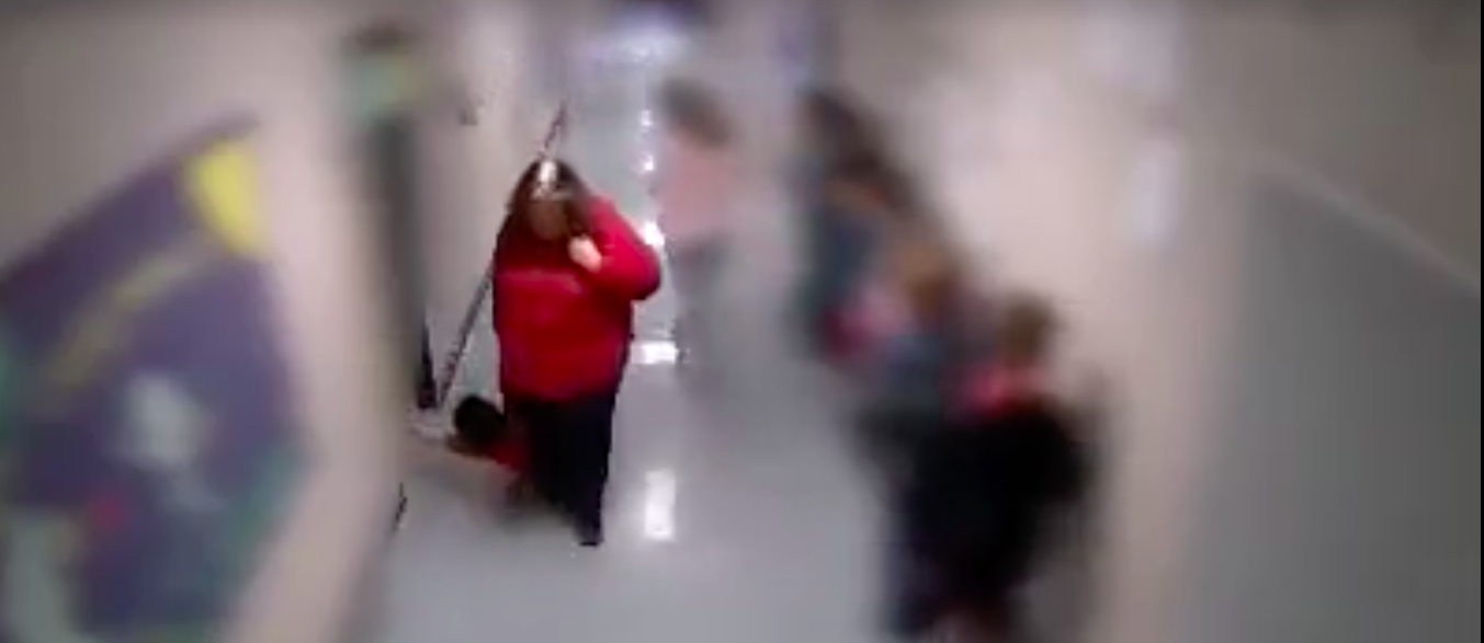 Un'immagine dal video del maltrattamento