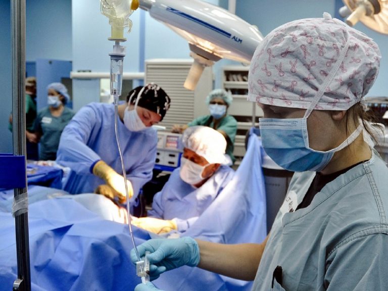 Vietnam, paziente in coma etilico: trasfusione con 15 lattine di birra