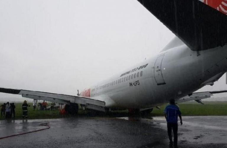 Indonesia, aereo scivola fuori pista per la pioggia: nessun ferito