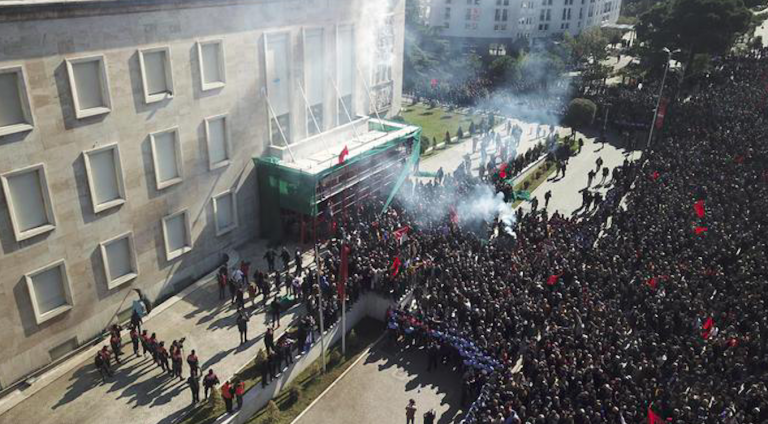 albania opposizione assalta sede del governo a tirana 768x424