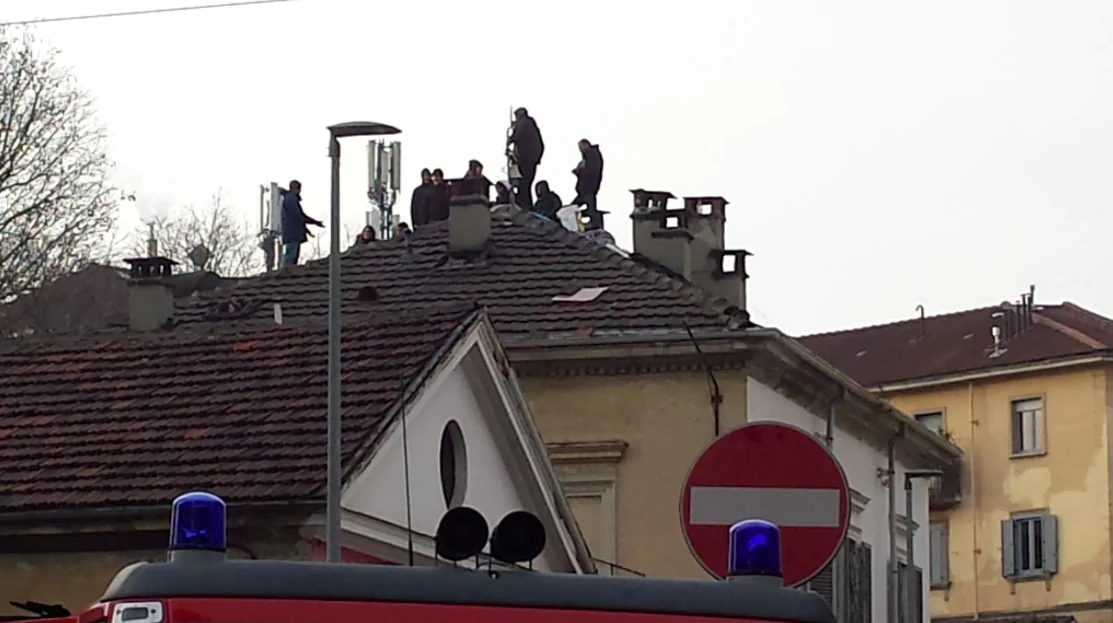 Anarchici sul tetto dell'asilo
