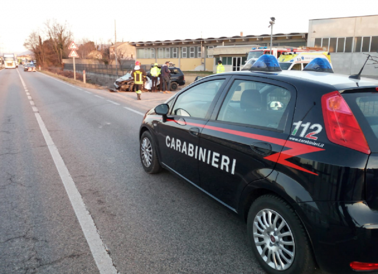 Auto incastrata sotto ponticello: 45enne morto