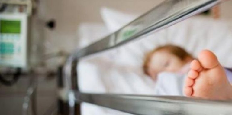 Roma, bambina di 22 mesi picchiata dal patrigno