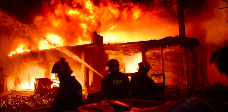 Bangladesh, maxi incendio a Dacca