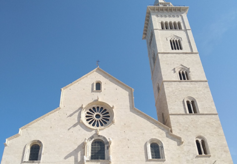 Scritte sul muro della cattedrale di Trani per San Valentino