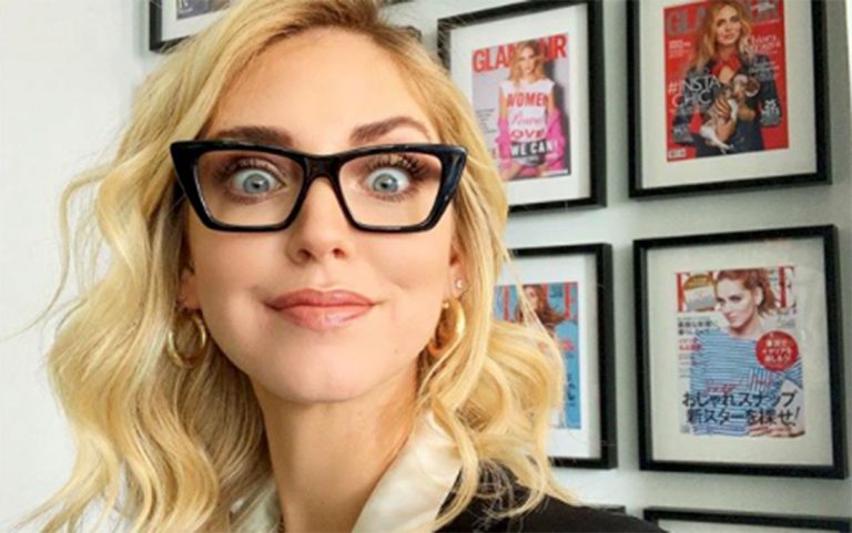 chiara ferragni con gli occhiali