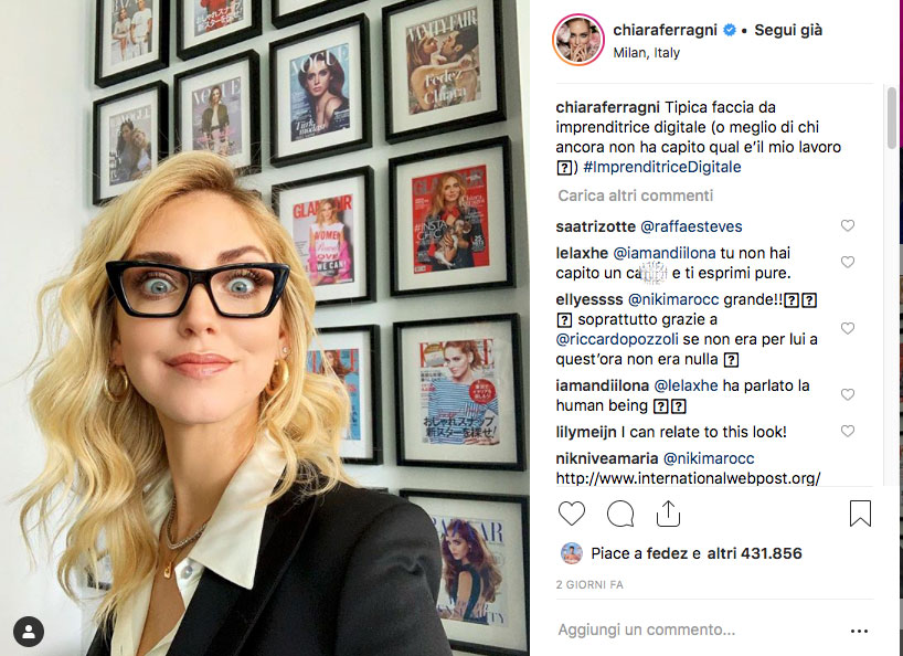 chiara ferragni con gli occhiali