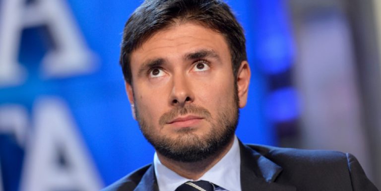 Movimento 5 stelle, Di Battista chiede di tagliare gli stipendi Rai di Vespa e Fazio
