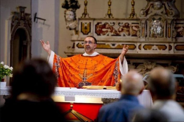 Soldi Mahmood cantata prima della messa