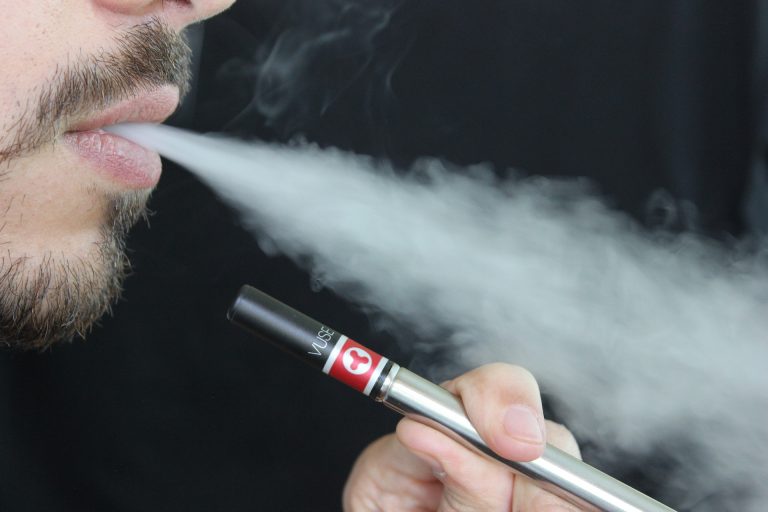 Sigaretta Elettronica: l'utilizzo da giovani fa diventare fumatori da adulti