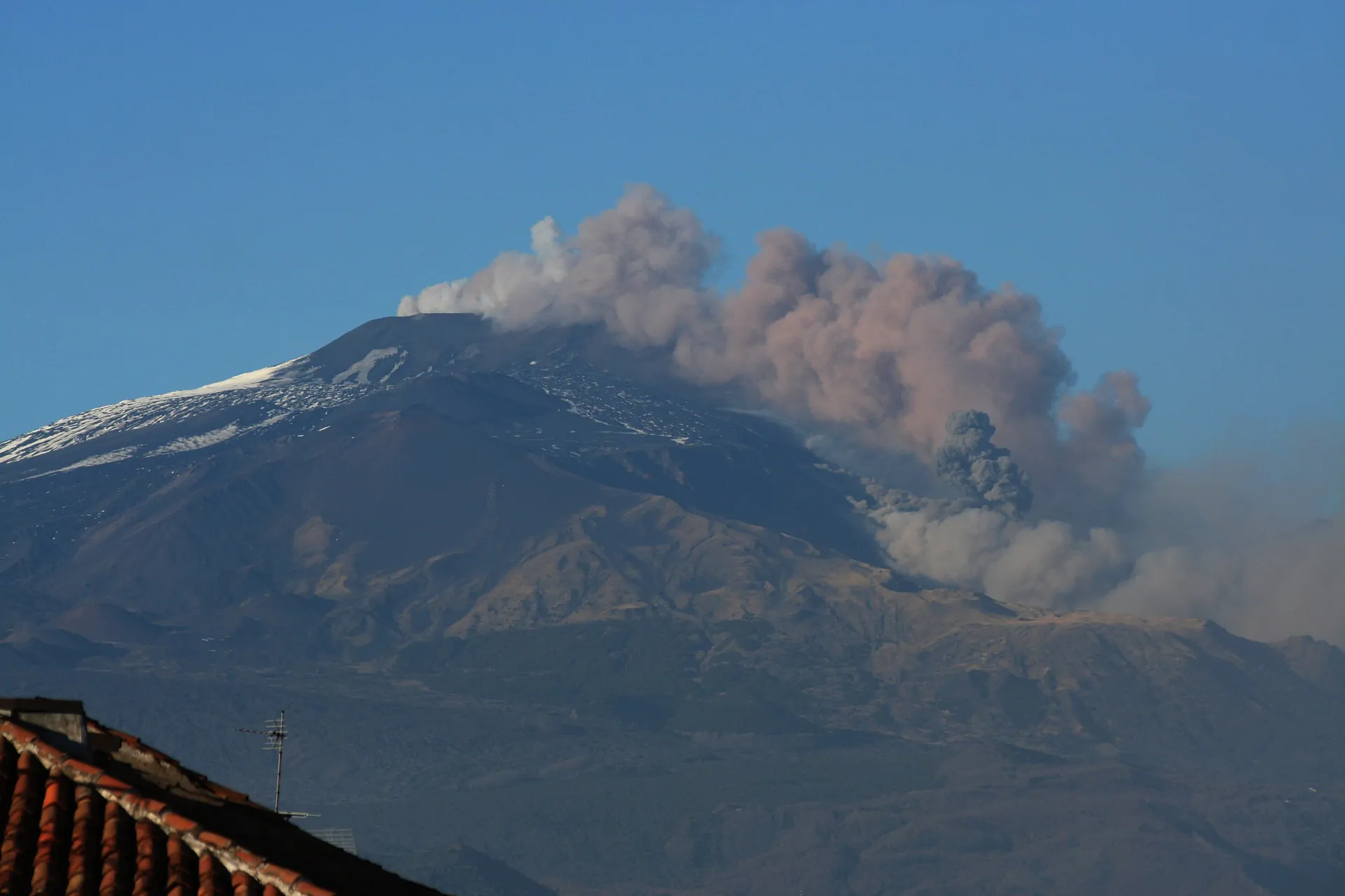 Sicilia, eruzione di cenere dall'Etna: l'aeroporto non chiude