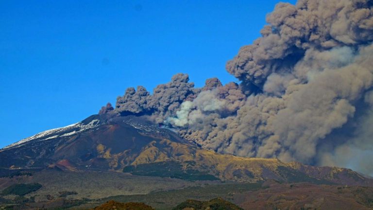 Sicilia, l'Etna riprende a emettere cenere: chiuso un settore aereo