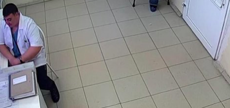 Idraulico si finge ginecologo