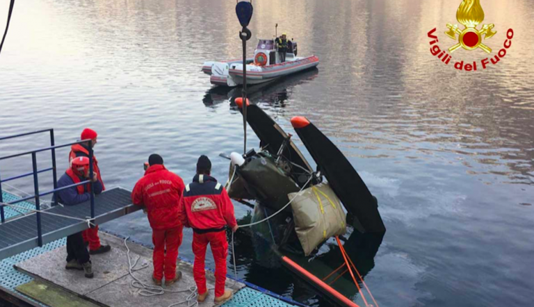 Idrovolante ribaltato a Mandello del Lario