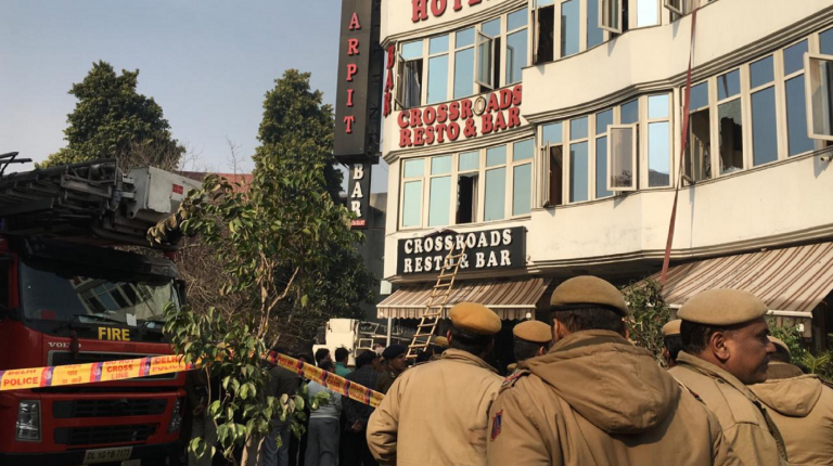 New Delhi, incendio all'Arpit Palace: 17 morti
