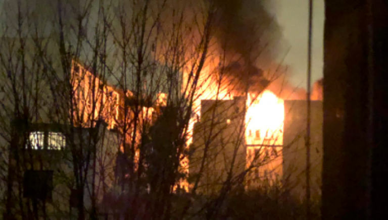 Incendio a Parigi, palazzo in fiamme