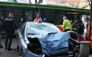 Milano, 2 auto della Polizia travolte da un autobus