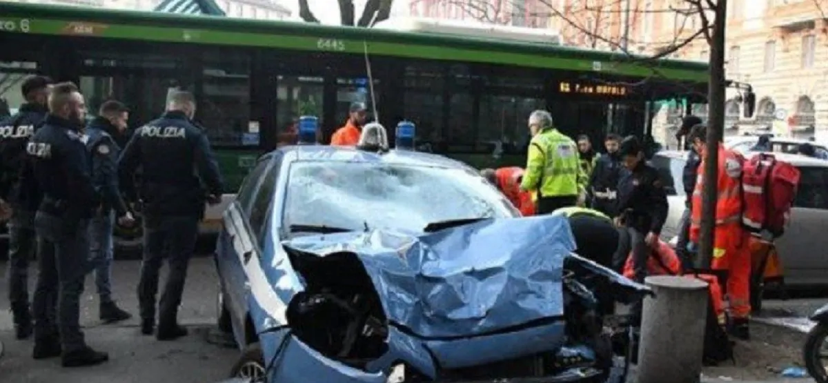 Milano, 2 auto della Polizia travolte da un autobus