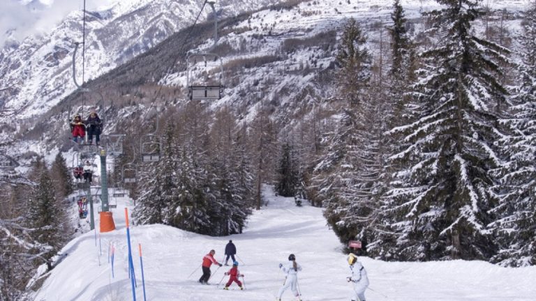 Cogne, incidente sugli sci: ragazza di tredici anni si schianta contro un albero e muore