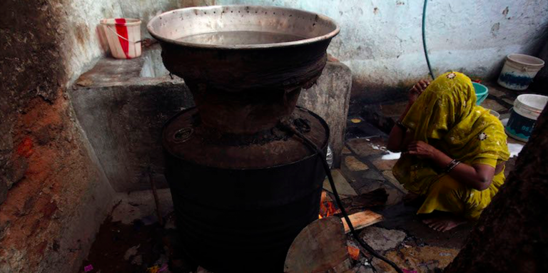 India, morti per alcol adulterato