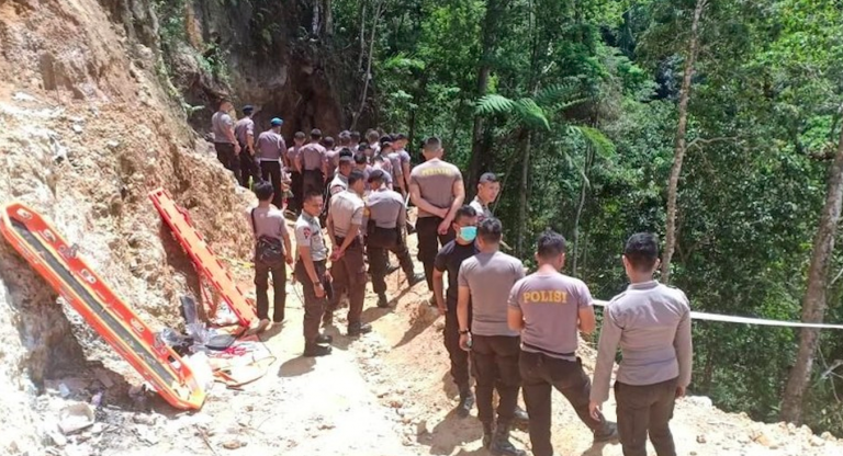 Indonesia, crolla miniera d'oro