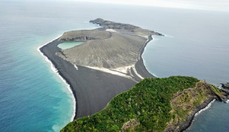 Isola nata da un'eruzione: si sviluppa la vita