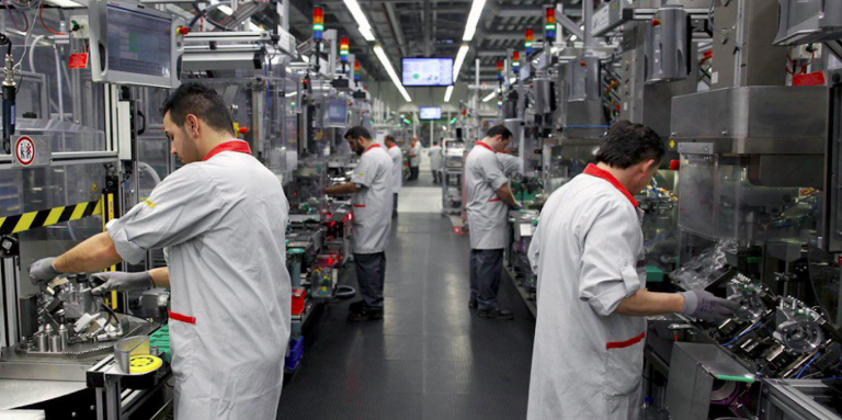Istat, crolla la produzione industriale