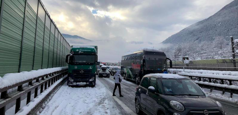 Mamma e bimbo fermi in Autobrennero