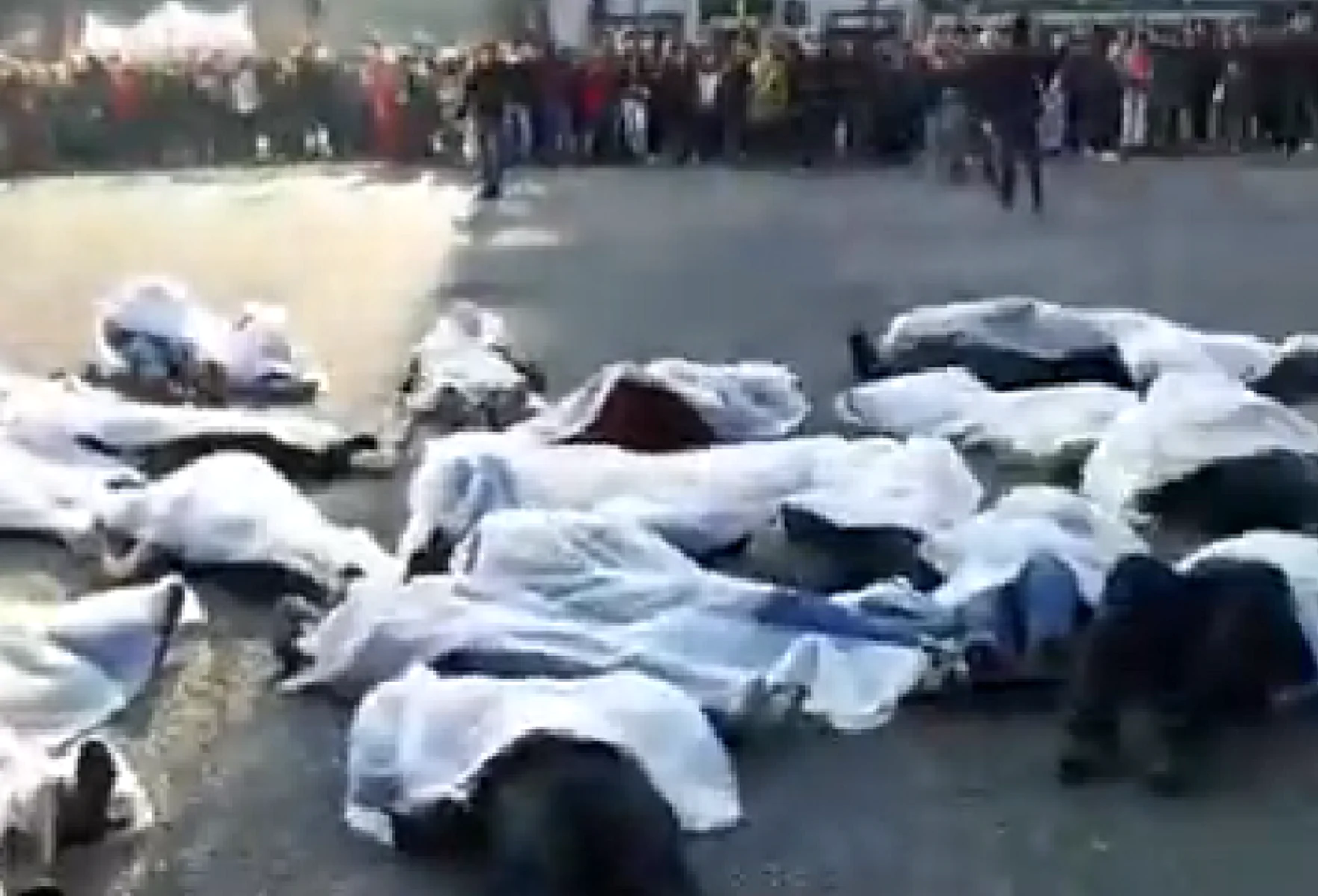 Milano, manifestanti "morti" in piazzale Loreto contro Cpr e Salvini