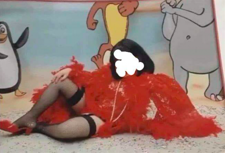 napoli-carnevale-bambina-vestita-prostituta