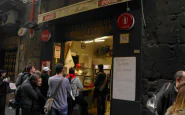 Napoli, colpi di pistola contro la pizzeria Di Matteo