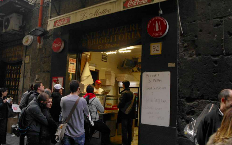 Napoli, colpi di pistola contro la pizzeria Di Matteo