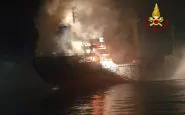 Chioggia, nave cargo prende fuoco: equipaggio portato in salvo