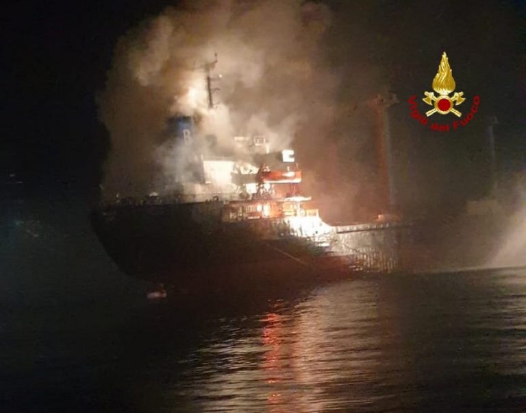 Chioggia, nave cargo prende fuoco: equipaggio portato in salvo