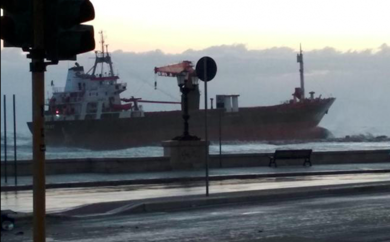 Nave mercantile turca arenata a Bari