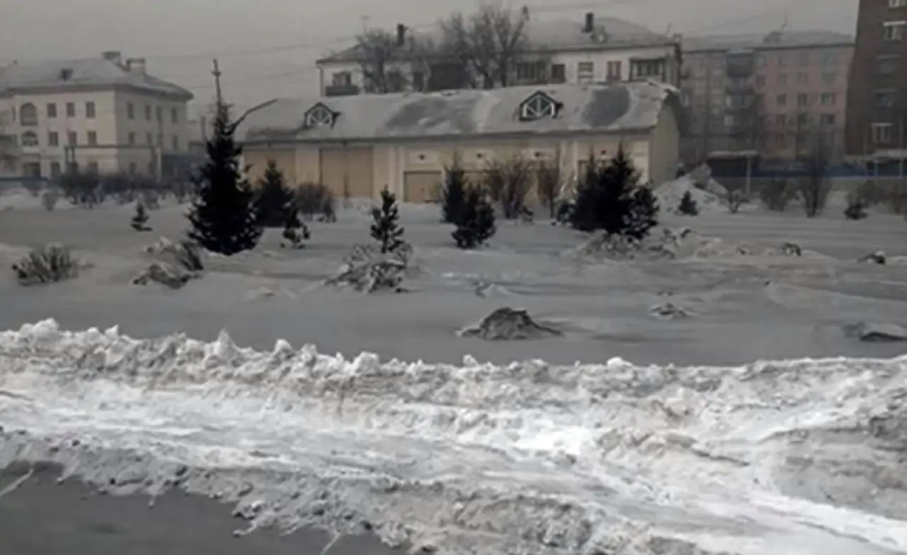 Siberia, il fenomeno della neve nera: il carbone la rende tossica
