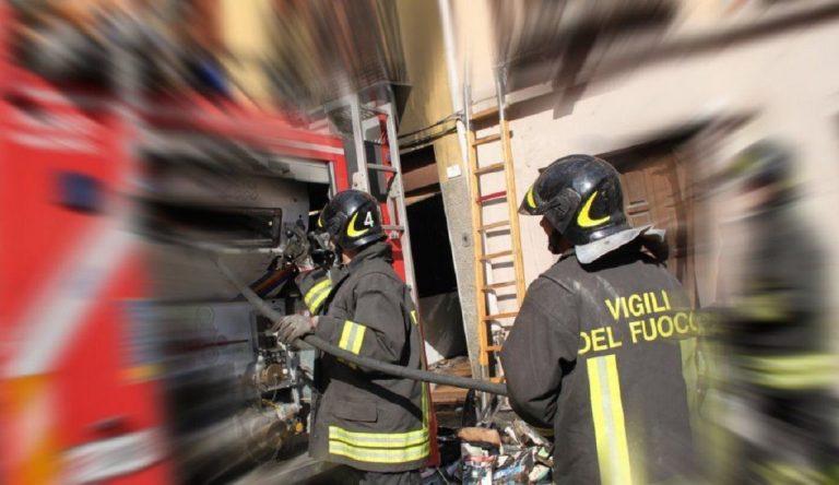 Lecce impalcatura operaio vento morto