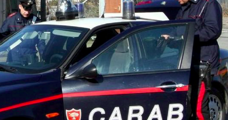 Pescara, si barrica in casa e minaccia il padre