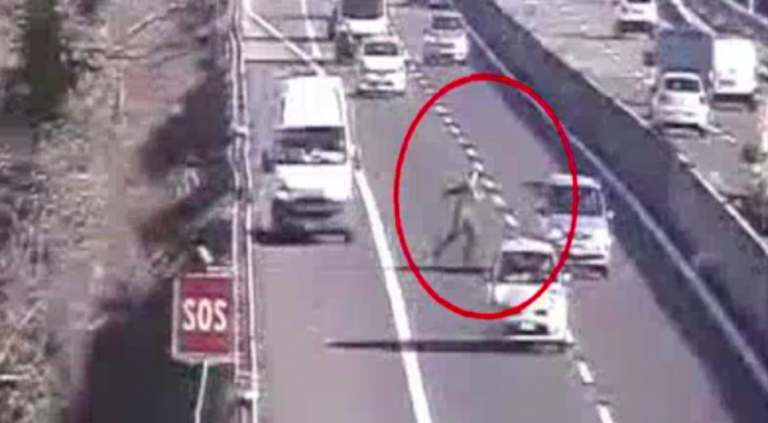 Pistoia, attraversa A11 a piedi