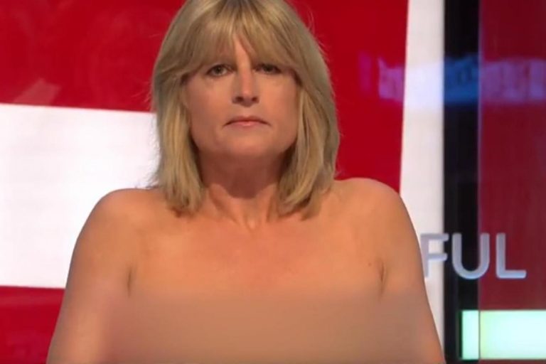 Rachel Johnson si toglie la camicia in diretta: protesta anti-Brexit