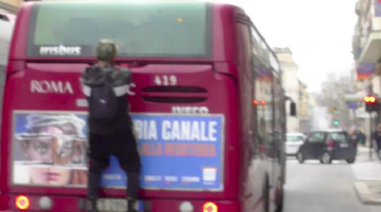 Roma, aggrappato al bus per non pagare il biglietto