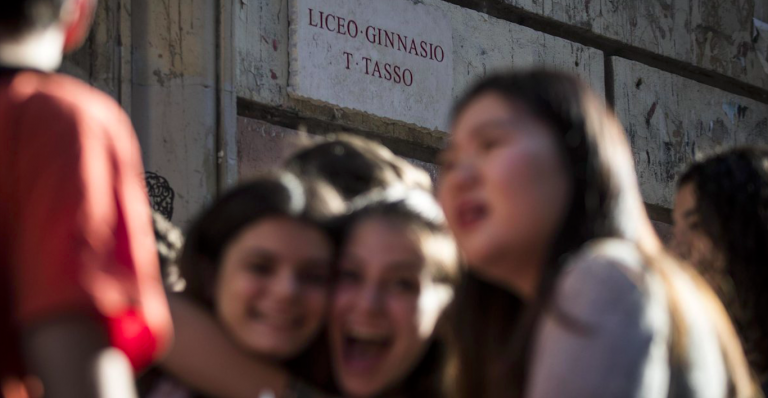 Roma, docente molesta alunne, niente carcere