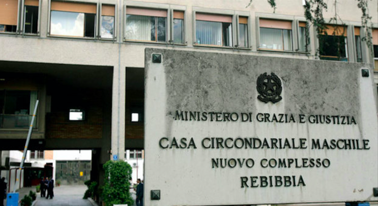 roma-evade-domiciliari-lite-compagna