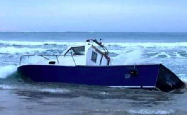 Salento, peschereccio rovesciato