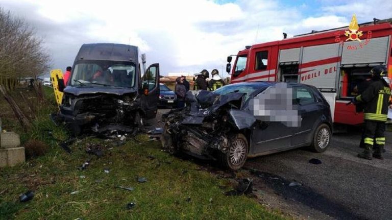 Vibo Valentia, scontro letale tra auto e minibus: un morto